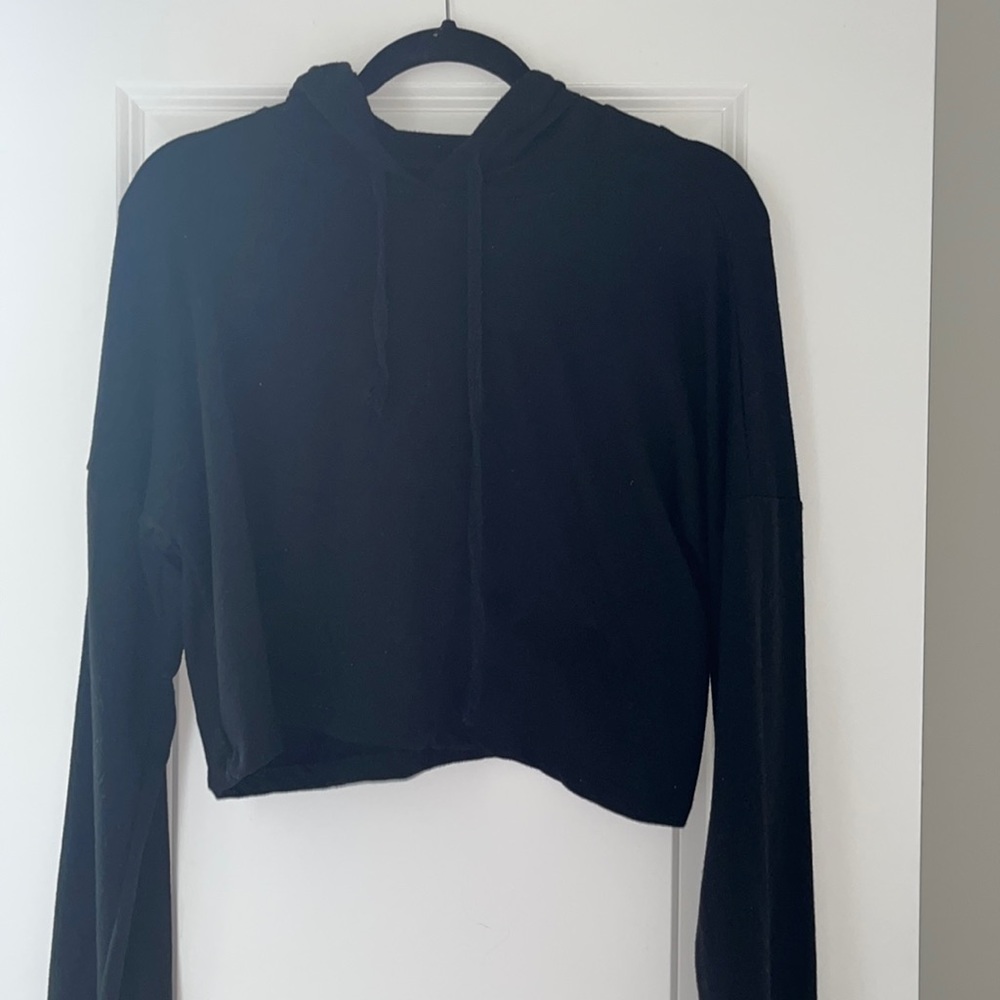 Black crop hoodie